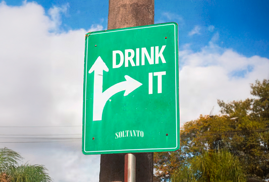 Imagem de uma placa escrita "drink it", fazendo referência aos xaropes soltanto.