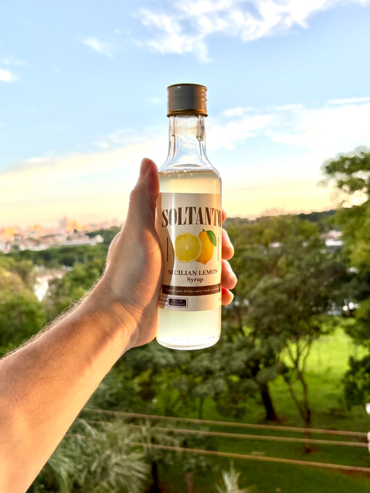 Xarope de Limão Siciliano sendo segurado na mão