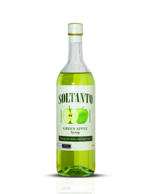 Garrafa de 750 ml do xarope de maçã verde Soltanto. O líquido tem cor verde vibrante, e o rótulo exibe a marca Soltanto em destaque, com a imagem de duas maçãs verdes — uma inteira e uma cortada ao meio — ao centro. Abaixo, está escrito ‘Green Apple Syrup’ e ‘Xarope para drinks sabor maçã verde’. A garrafa possui tampa metálica dourada.