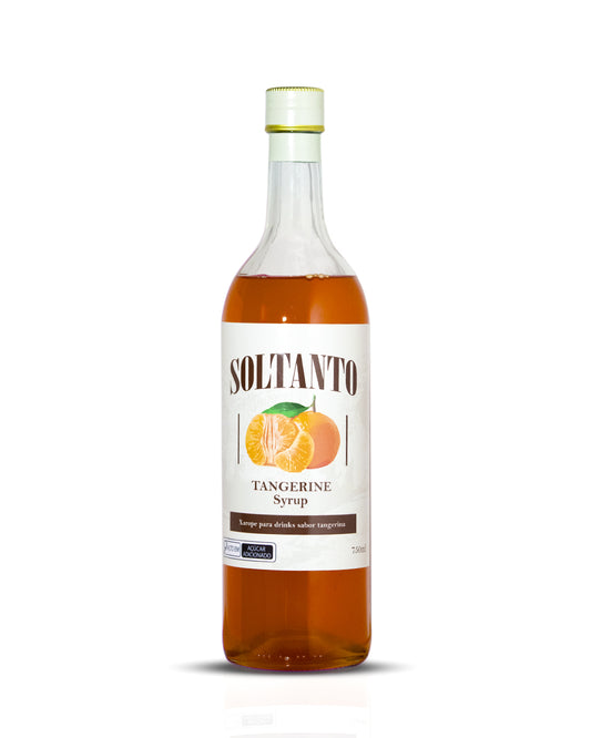 Garrafa de 750 ml do xarope de tangerina Soltanto. O líquido tem cor laranja vibrante, e o rótulo exibe a marca Soltanto em destaque, com a imagem de tangerinas — uma inteira e uma cortada ao meio — ao centro. Abaixo, está escrito ‘Tangerine Syrup’ e ‘Xarope para drinks sabor tangerina’. A garrafa possui tampa metálica dourada.